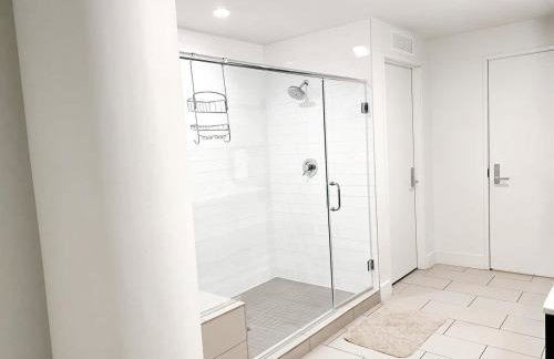 Moss & Oak - King Bed - Grand Piano - TOP FLOOR - Foto 16