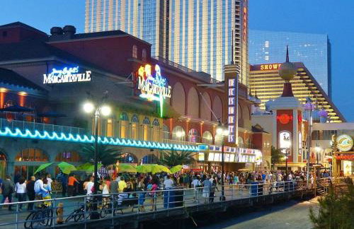 Bold Boardwalk 2BR 3BA Condo by CozySuites - Foto 35