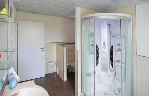 Chalet in Schnett Near Ski Slopes - Foto 32