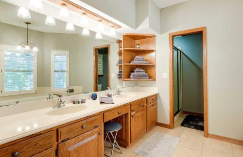 Spacious Home on Beaver Lake with Deck and Fire Pit! - Foto 14