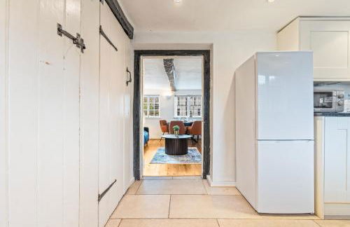 3BR Kingswood Cottage with Detached Unit - Photo 8