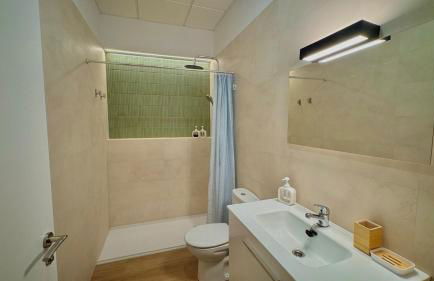 Stunning Home, AC, Beach, Backyard, 4 BR - Photo 29