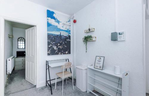 Luxury 3-Bedroom Apartment with 75-Inch TV, Fireplace & Terrace near Manchester Airport - Photo 22