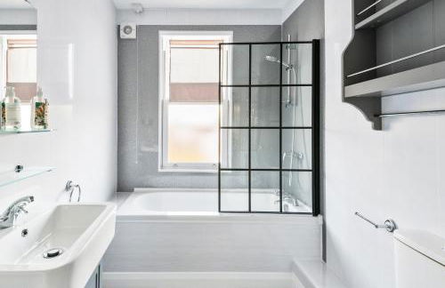 Superb location, character filled apartments by MyCityHaven - Foto 20