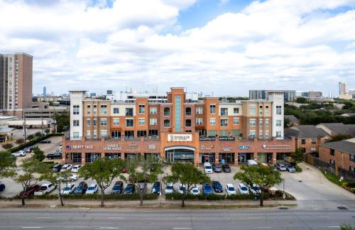 Gorgeous Furnished Apartments near Texas Medical Center & NRG Stadium - Photo 18