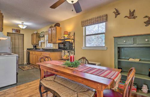 Creekside Retreat with Deck, 18 Miles to Wolf Ridge - Foto 9