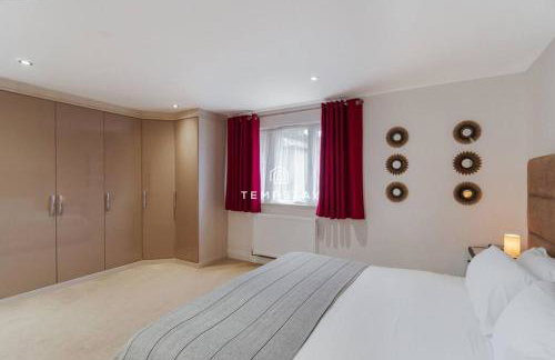 Spacious 5 bed Sunninghill with driveway parking - By Tempstay - Foto 16