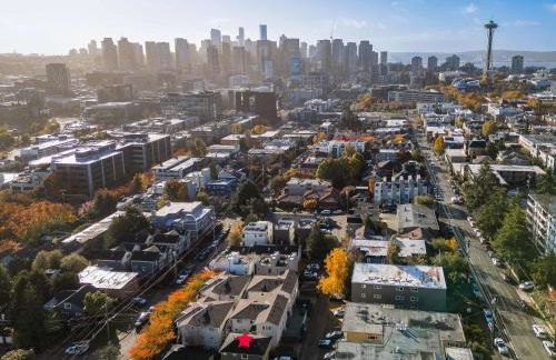 Rare 2BR Modern Urban Escape Free Parking - Foto 5