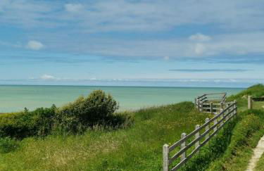 Beautiful beachfront apartment, 180d sea and cliff view - Foto 26
