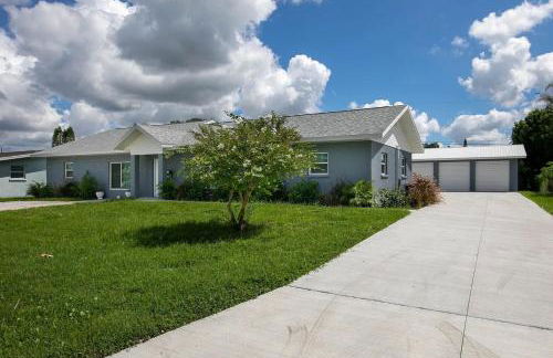 Spacious Home Sleeps 16 - Private Pool Near IMG - Foto 15