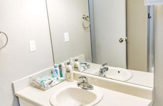 Rest Easy Retreat - 2BR Near SHSU - Pool - WiFi - Free Parking - Foto 28