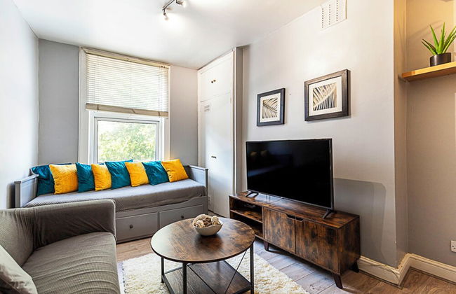 Stylish City Retreat - Photo 18