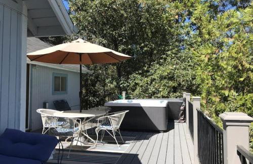 Near Yosemite Bass Lake Cabin with Hot Tub, Lake View, Pet Friendly - Photo 40