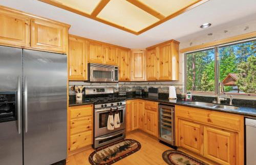 Teakwood Cozy Wood Cabin with Fireplace - Photo 23
