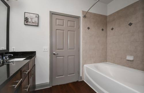 Skyline King Beds Retreat 2BR 2BA Near NRG Medical Center Galleria Mall - Foto 28