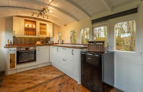 The Railway Carriage - Photo 5