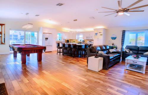 On The Water! Sleeps 12! 2 King Masters, Golf, Fishing, Bbq, Pool, Spa, Pvt Yard - Foto 15