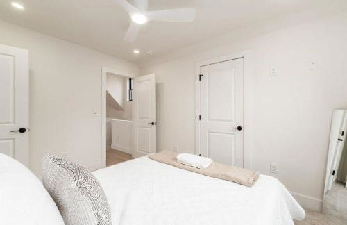 Luxury Escape 4BR 3 bath Oasis in Historic Old Town - Foto 40