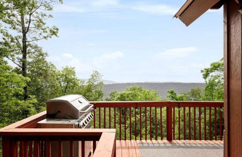 Rustic-Modern Chalet w/ Fire Pit, Deck & Views in Slanesville, WV - Foto 18