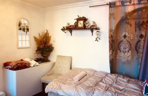 Cheerful 4 bedroom house with garden free parking - Photo 30