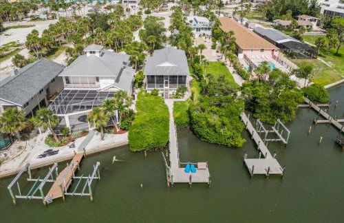 Private Bayfront Beach House with Dock, Steps to Beach and Restaurants - Foto 45