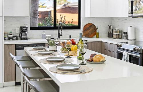 April Sale! 4BR - Private Yard, Grill, Soaking Tub, Near Coral Gables & MIA Airport - Foto 31