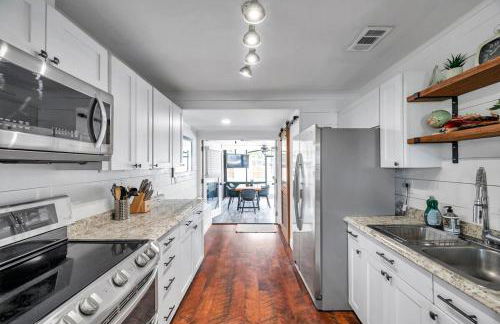 Close to downtown& beach- pool, porch, fenced yard - Foto 23