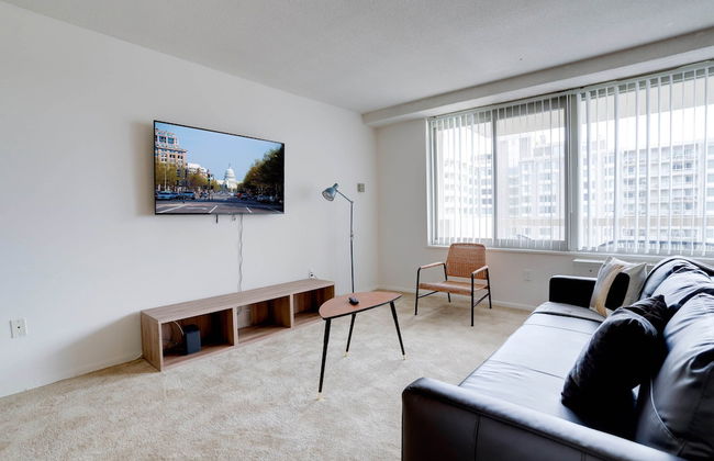 Stylish Comfort Condo in Crystal City - Photo 18