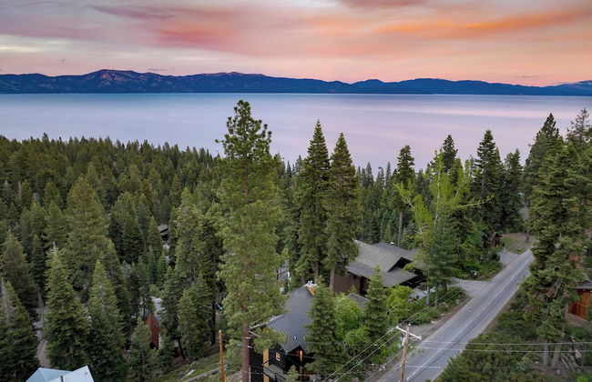 Lake View, Firepit, Game Room Remodeled Lake Tahoe Luxury Cabin by Avantstay - Foto 12