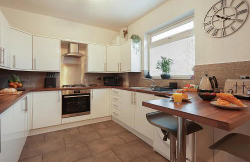 The Lodge - comfortable, stylish, 3 bedroom home with 3-6 beds near Utilita Arena - free parking - Photo 8