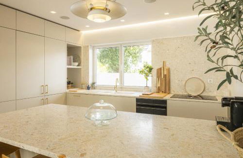 Contemporary Restelo Pool Haven - Photo 12