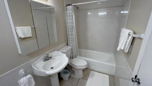 Beachside Condo in Cocoa Beach, Florida - 125 Feet to Beach! - Foto 4, towels, Shower
