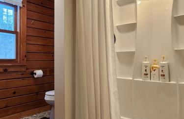 Stylish Forest Lodge with Large Hot Tub, Firepit and Fireplace minutes to Gore Mountain - Foto 50