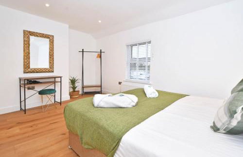 Chapel House by YourStays - Two bed cottage in Market Town of Sandbach, high end finish - Photo 28