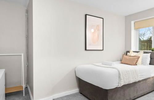 Spacious 5 Bedroom & 5 Bathrooms House - Garden - Parking - Netflix 376MW - Foto 27