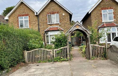 Inviting 4-Bed House near Heathrow w Fireplace - Foto 14