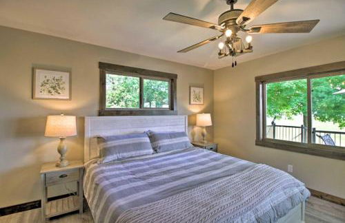 Lakefront Retreat with Dock and Game Room and Deck - Foto 12