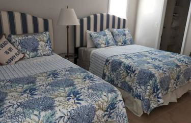 Quiet 2 bedroom condo on Gulf with pool and pond - Photo 22