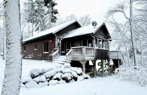 Cozy Lakefront Retreat with Game Room, Outdoor Living and Dock in Wisconsin - Foto 48