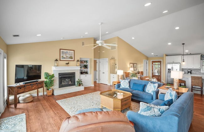 Stunning Marsh & Water Views in This Completely Renovated Three Bedroom Home - Foto 18