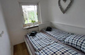 Tolle Untergeschoss-Wohnung für bis zu 5 Personen mit großem Garten und Terrasse - Photo 19