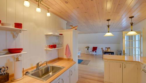 Beachfront Brooklin Studio with Private Balcony! - Photo 5