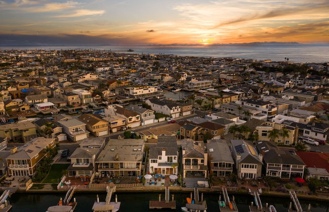 Bay Breeze by Avantstay Bayfront Home w/ Fire Pit & Private Dock in Balboa Peninsula - Foto 44