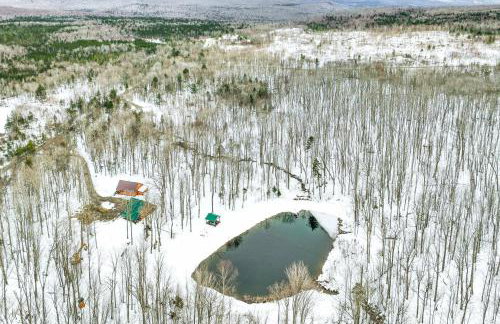 Secluded 2BR Cabin w Hot Tub, Pond, Trails, WiFi - Foto 26