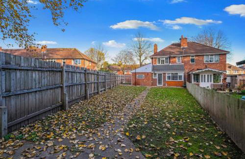 Family-Friendly 4-Bed near Parks & Transport Links - Foto 28