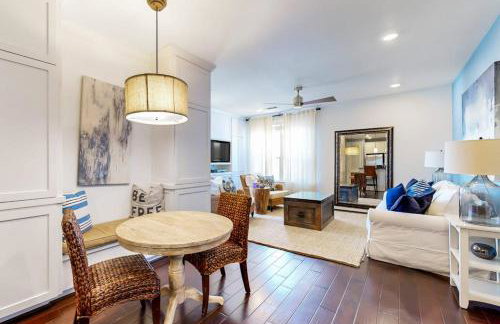 Water-View Condo with Balcony, Smart TVs, Washer/Dryer and Pool - Foto 12