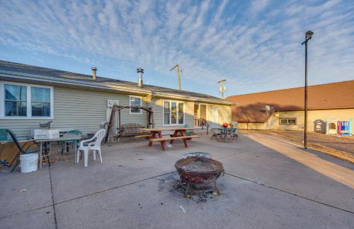 Walk to Crooked Lake Beach and Dtwn! Home with Patio - Foto 17