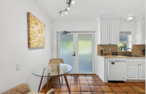 Sunny 2-Bedroom Miami Retreat with a Bright, Spacious Living Area & Relaxing Outdoor Seating - Foto 12