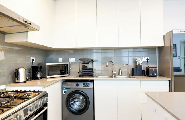 Luxury 4B and maid's with private garden - Photo 7