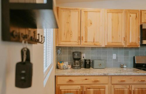 Sage Suite at ArnoTriplex! Private Hot Tub-Close to Downtown-Pet Friendly-No Pet Fee! - Photo 10